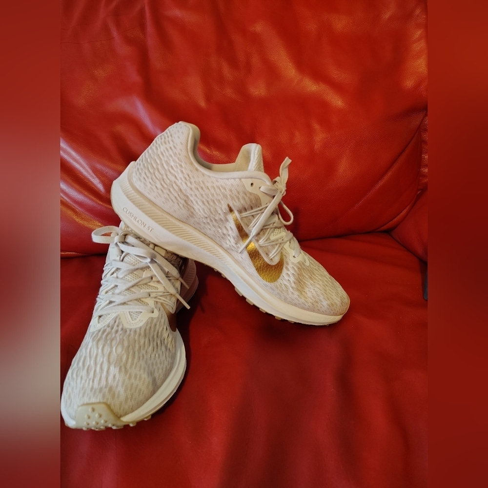 Nike Cream Sneakers with Yellow Highlights - Picture 2 of 6